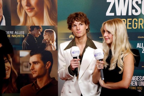 Mason Thames and Mckenna Grace at a fan event for All das Ungesagte zwischen uns - Regretting You