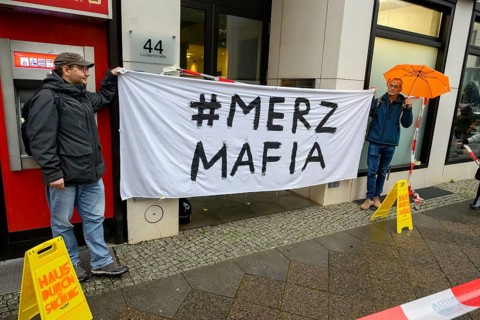 The New Generation symbolically organises a house search at the Economic Council of the CDU, a