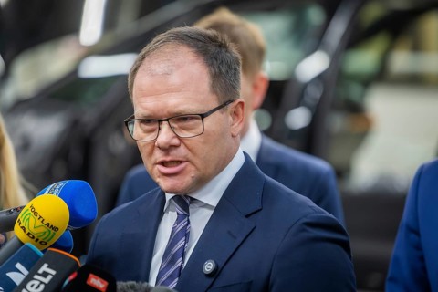 Federal Environment Minister Carsten Schneider during his visit to the Volkswagen vehicle plant in