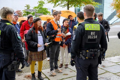 Henning Jeschke discusses with a policeman. He wants access to the Reichstag because he wants to