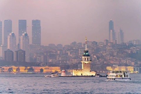 The Maiden Tower lighthouse, Leander Tower or Maiden Tower in front of the Istanbul skyline at