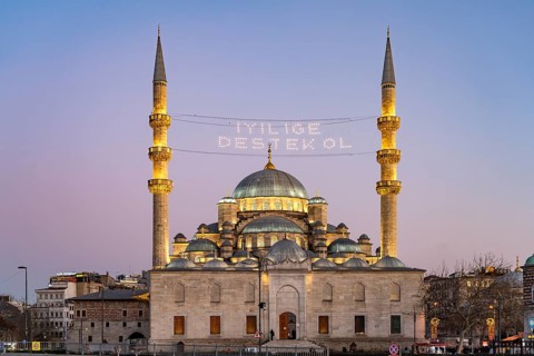 The New Mosque Yeni Cami at dusk, Eminönü, Istanbul, Turkey