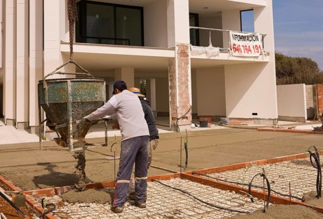 Building construction, construction site, concrete bomb, mortar container, concreting, concreting
