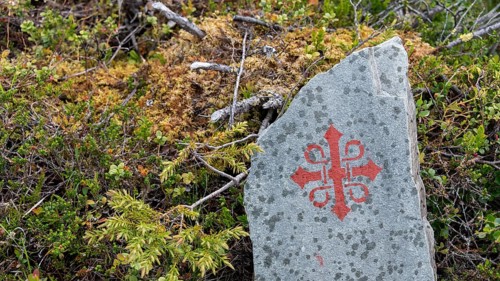 Slate plaque with Olav's Cross waymarking for pilgrims, Olav's Way or Olavsleden, old Kongevegen or