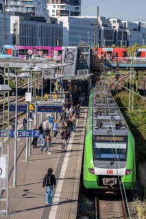 Düsseldorf-Wehrhahn station, S-Bahn and regional transport, interface with the Rheinbahn, tramway,