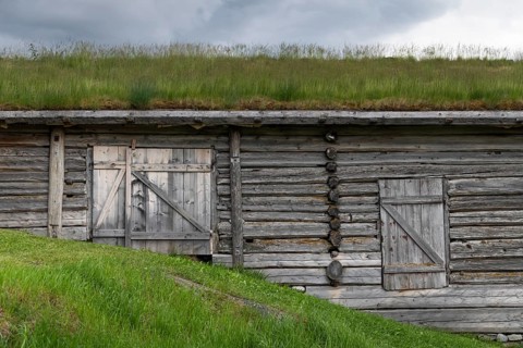 Scheune mit Grasdach, historischer Bauernhof und Pilgerunterkunft Budsjord, Dovre, Pilgerweg