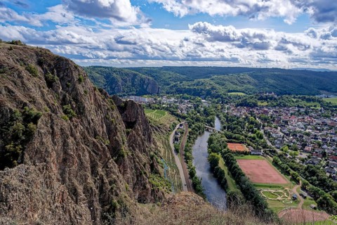 Ausblick vom Rotenfels, einer Steilwand am Naheufer im Naturpark Soonwald-Nahe, auf das Nahetal und