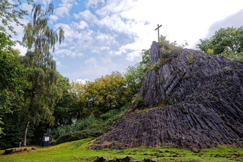 Nationaler Geotop Druidenstein, auch Herkersdorfer Köppel, ist ein kegelförmiger Fels aus Basalt in