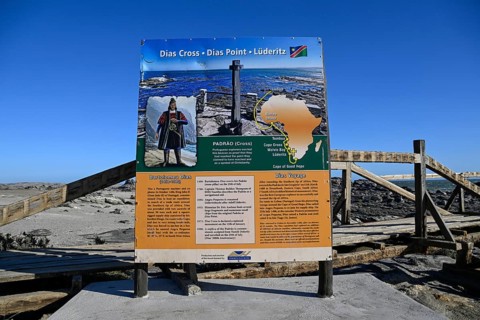 Schautafel nahe dem Dias Point oder Diaz Point, Dias-Kreuz, Lüderitz-Halbinsel, Region Karas,