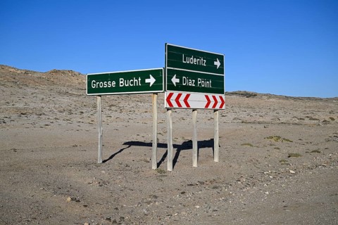 Straßenschild nahe dem Diaz Point oder Dias Point, Lüderitz-Halbinsel, Region Karas, Namibia