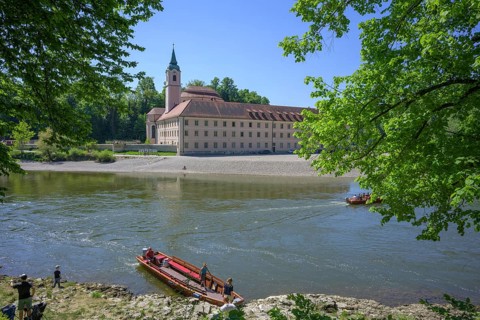 Überfahrt mit der Zille beim Kloster Weltenburg, Kelheim, Bayern, Deutschland