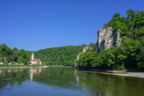 Blick vom Schiff zum Kloster Weltenburg, Kelheim, Bayern, Deutschland