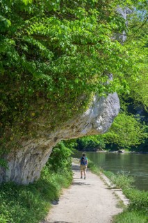 Weg beim hohlen Stein-Bienenkorb, Wanderung entlang der Donau vom Kloster Weltenburg nach Kelheim,