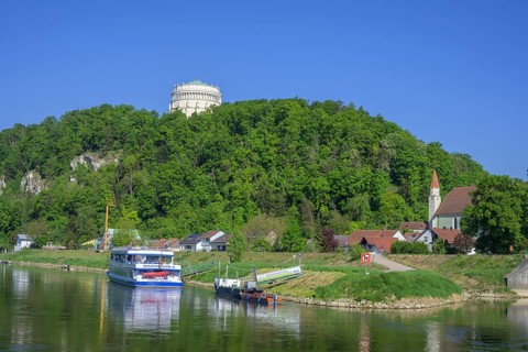 Ausflugsschiff und Blick zur Befreiungshalle, Kelheim, Bayern, Deutschland