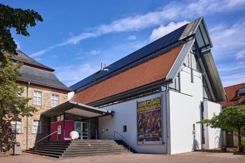 Stadtmuseum Hofheim am Taunus, Innenstadt, Gebäude, Eingang, Treppe, Bäume, blauer Himmel,