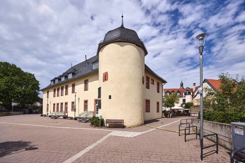 Historische Gebäude, Kellerei, allgemeine Architektur, Laterne, Fahrradständer, Sitzbank,