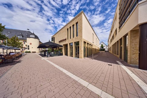 Stadtbücherei, Kókkos Café und Meze, Außenbereich, Geschäftsgebäude, moderne Architektur,