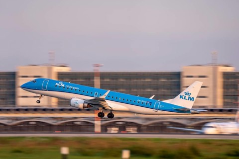 KLM Cityhopper, Embraer ERJ-190, beim Start auf dem Flughaben Düsseldorf, DUS, Nordrhein-Westfalen,