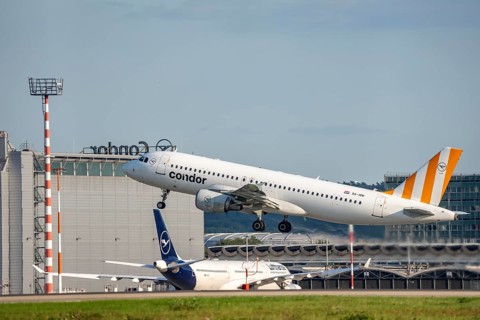 Condor Airbus A320 beim Start auf dem Flughaben Düsseldorf, DUS, Nordrhein-Westfalen, Deutschland