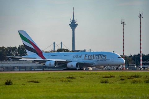 Emirats Airbus A380 rollt zum Start auf dem Flughaben Düsseldorf, DUS, Nordrhein-Westfalen,