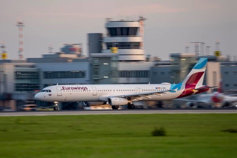 Eurowings Airbus A321 beim Start auf dem Flughaben Düsseldorf, DUS, Nordrhein-Westfalen,