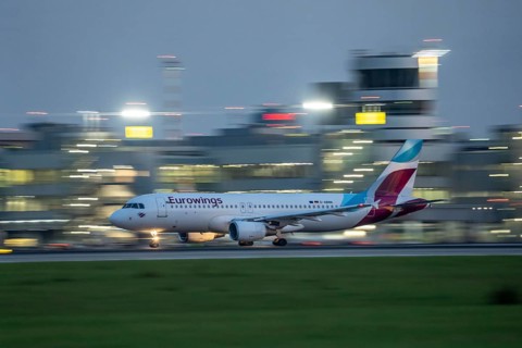 Eurowings Airbus A320, beim Start auf dem Flughaben Düsseldorf, DUS, Nordrhein-Westfalen,