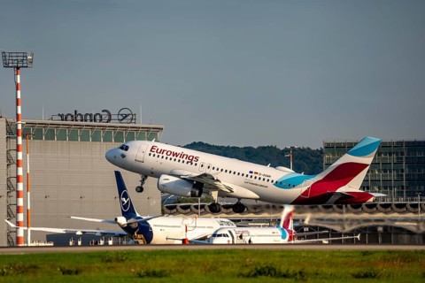Eurowings Airbus A319 beim Start auf dem Flughaben Düsseldorf, DUS, Nordrhein-Westfalen,