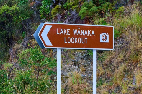 Schild mit der Aufschrift 'Lake Wanaka Lookout' und einem Kamerasymbol, Lake Wanaka, The Neck,