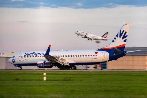 Sunexpress Boeing 737-800, lands, Air France Air France Hop, Embraer E170STD, takes off at