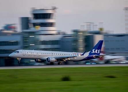 SAS Scandinavia Embraer E195LR, landing at Düsseldorf Airport, North Rhine-Westphalia, Germany
