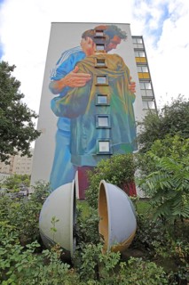 Mural Rückhalt von Case 2014, graffiti, street art, standing couple, embrace, together, symbol,