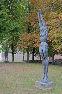 Sculpture Große Neeberger Figur von Wieland Förster 1997, nude standing female figure, nude,