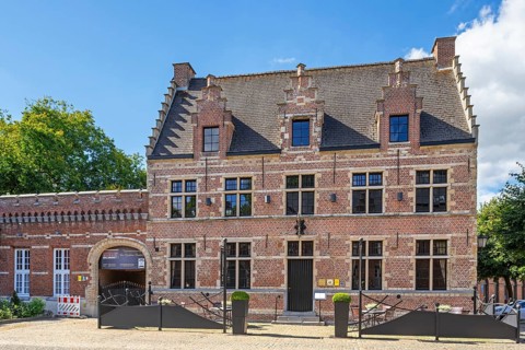 Restaurant De Eenhoorn, 16th century house in the picturesque village centre of Bazel near