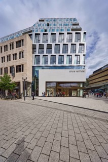Modern architecture, Boutique Louis Vuitton, shop, shopping, pedestrians as accessories, pedestrian