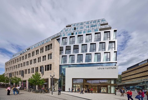 Modern architecture, Boutique Louis Vuitton, shop, shopping, pedestrians as accessories, pedestrian