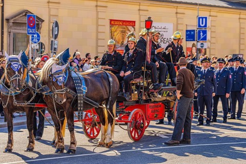 Historical float of the Munich-Aubing volunteer fire brigade, traditional traditional costume and