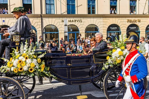 Festive carriage of the Lord Mayor of Munich Dieter horse-rider with his woman Petra horse-rider,