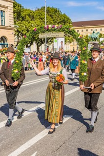 District shooting queen air rifle, traditional traditional costume and shooting parade,