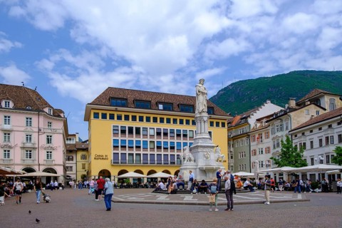 Waltherplatz square with Walter von der Vogelweide monument, Bolzano, South Tyrol, Italy