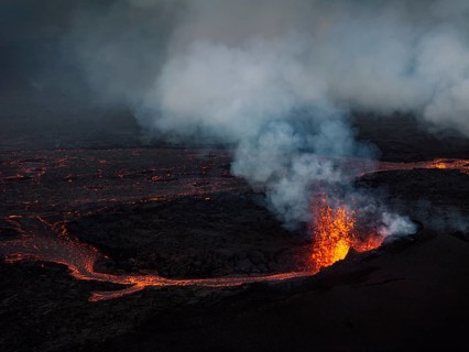Lava, volcanic eruption, volcano, ash cloud, aerial view, Sundhnúkur crater chain, July 2025,