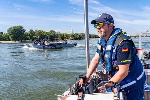 Exercise run of a multi-purpose pontoon on the Rhine, support boat of the specialist group for