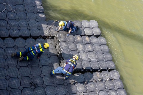 Construction of a floating platform with the jet-float system, this can be used as a work platform,