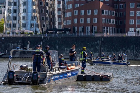 Transport of a floating platform with the jet-float system, this can be used as a work platform,
