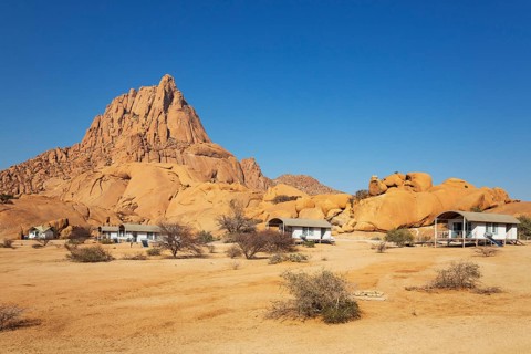 The isolated Spitzkoppe mountain (1728 m) provides a dramatic backdrop for the chalets of the