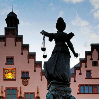 Justitia with scales, Fountain of Justice at the town hall in the evening, Römerberg, Old Town,