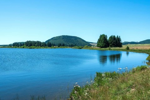 Lake of Bourdouze, Auvergne Volcanoes Regional Park, Puy de Dome., Auvergne-Rhone-Alpes, France