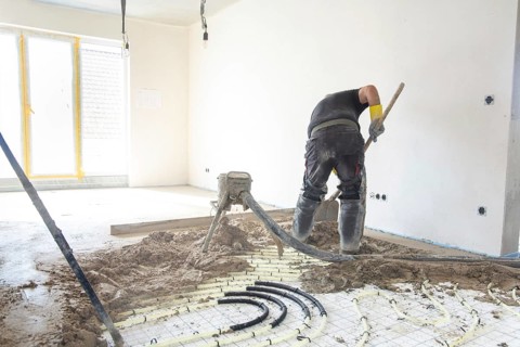Delivery and installation of flowing screed in new buildings