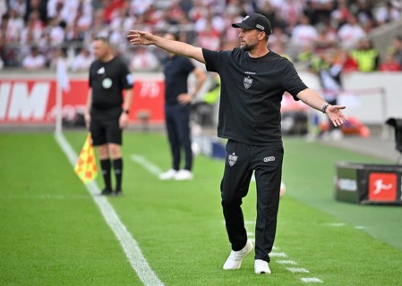Coach Sebastian Hoeneß VfB Stuttgart on the sidelines Gesture Gesture Bundesliga, MHPArena, MHP