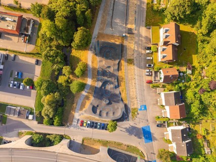 Top view of a pump track with surrounding buildings and green surroundings, pump track, Nagold,