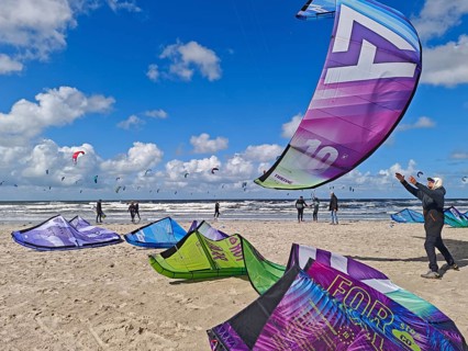 California kitesurfing Masters 2025, kite catching, kitesurfing on the North Sea beach on the edge
